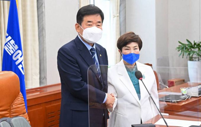 [서울=뉴시스] 전진환 기자 = 김진표 더불어민주당 의원이 24일 서울 여의도 국회에서 열린 제21대 국회 후반기 국회의장단 후보 선출 의원총회에서 국회의장 후보로 선출된 후 전혜숙 의장단선출 분과 위원장과 인사를 나누고 있다. 이날 더불어민주당은 국회의장 후보로 김 의원을, 부의장 후보로는 김영주 의원을 각각 선출했다. (공동취재사진) 2022.05.24.