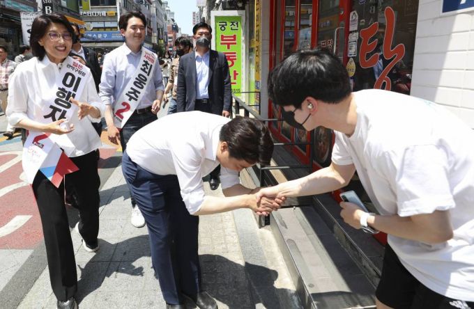 [서울=뉴시스] 최진석 기자 = 국민의힘 이준석 상임선거대책위원장이 24일 서울 관악구를 찾아 이행자 관악구청장 후보, 최웅주 국민의힘 서울시의원 후보와 함께 선거 유세를 하고 있다.  2022.05.24.