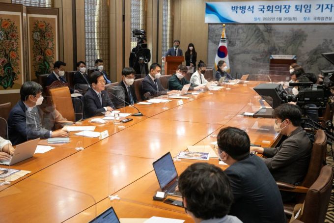 [서울=뉴시스] 김선웅 기자 = 오는 29일 퇴임을 앞둔 박병석 국회의장이 26일 오전 서울 여의도 국회에서 퇴임 기자간담회를 열고 기자들의 질문에 답하고 있다. (공동취재사진) 2022.05.26.