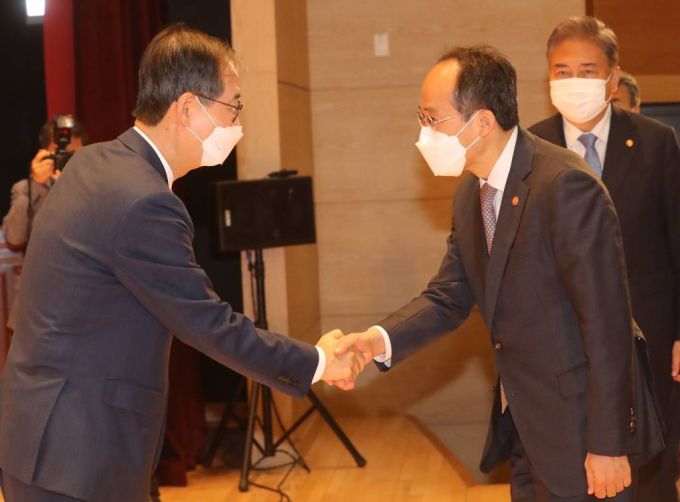 [세종=뉴시스] 강종민 기자 = 한덕수 국무총리가 23일 오전 세종시 정부세종청사에서 열린 취임식에서 추경호 부총리 겸 기획재정부 장관과 악수하고 있다. 2022.05.23.
