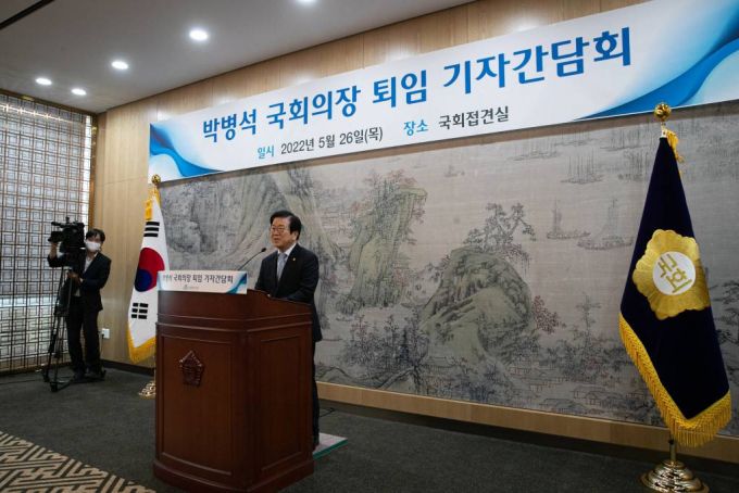 [서울=뉴시스] 전진환 기자 = 박병석 국회의장이 26일 오전 국회에서 오는 29일 퇴임을 앞두고 기자간담회를 열고 21대 국회 전반기를 이끈 소회를 밝히고 있다. (공동취재사진) 2022.05.26.