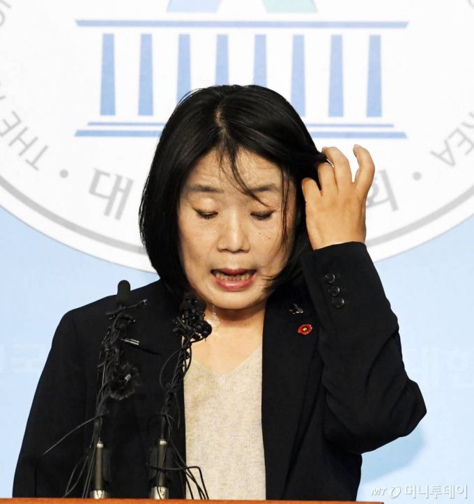 정의기억연대 회계 부정 의혹이 불거진 윤미향 더불어민주당 당선인이 29일 오후 서울 여의도 국회 소통관에서 해명 기자회견을 하고 있다. /사진=이기범 기자 leekb@