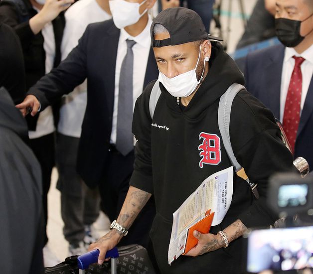 브라질 축구대표팀의 네이마르(파리생제르맹)가 대한민국과의 평가전을 위해 지난 26일 오후 인천국제공항 제1터미널을 통해 입국하고 있다. /사진=뉴스1