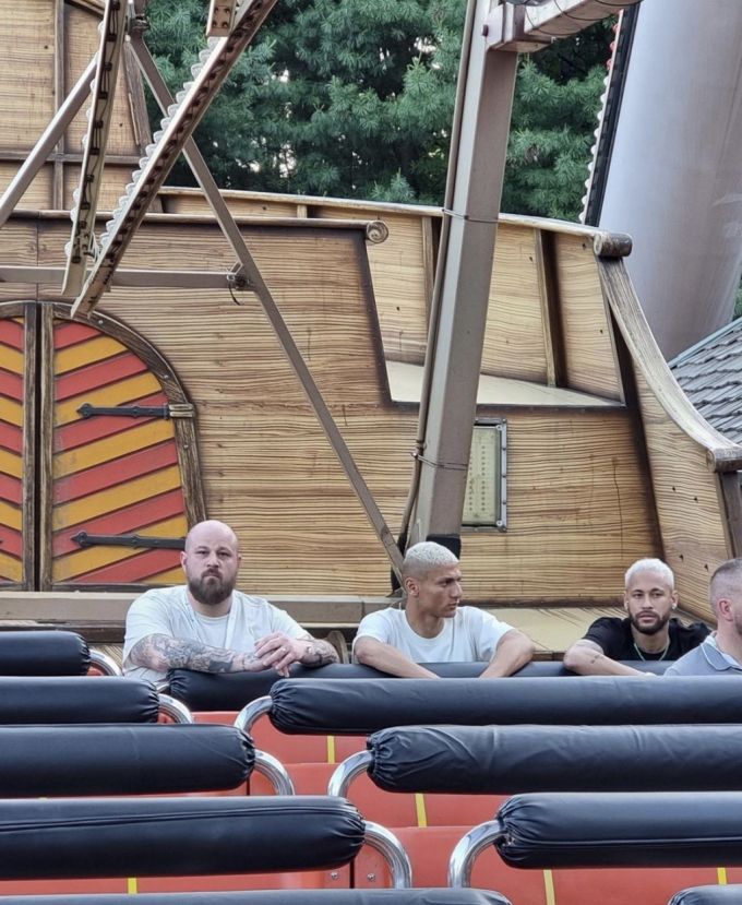 네이마르(오른쪽)와 브라질 국가대표팀이 바이킹에 탑승한 모습. /사진=코스모진여행사 SNS