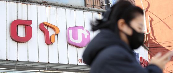 서울 시내의 한 휴대폰 할인매장을 앞에서 시민들이 발걸음을 옮기고 있다. /사진제공=뉴스1