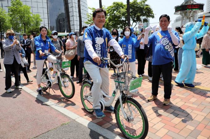 [서울=뉴시스 국회사진기자단 = 송영길 더불어민주당 서울시장 후보가 31일 서울 잠실역 유세에서 '따릉이 공약'을 발표한 후 자전거를 타보고 있다. 2022.05.31.