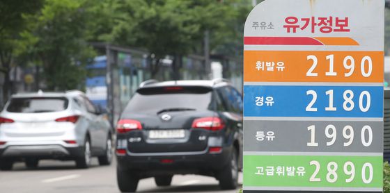 (서울=뉴스1) 송원영 기자 = 유류세 인하에도 전국 휘발유·경유 가격이 3주 연속 올랐다. 29일 서울 한 주유소에 유가정보가 표시돼 있다. 이날 한국석유공사 유가정보서비스 오피넷에 따르면 휘발유는 전날보다 0.68원 오른 리터 당 2008.3원에 경유는 0.09원 오른 리터 당 2005.71원을 기록했다. 2022.5.29/뉴스1