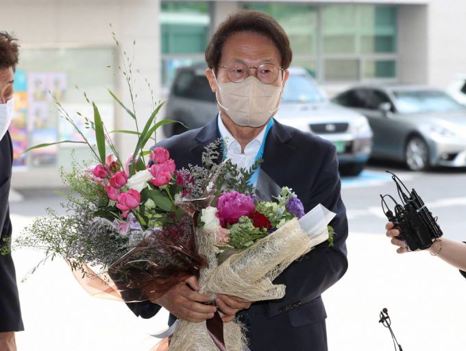 제8회 전국동시지방선거에서 서울시 교육감에 당선된 조희연 서울시 교육감이 2일 오전 서울 종로구 서울시교육청으로 출근을 하며 취재진의 질문에 답하고 있다./사진=뉴시스