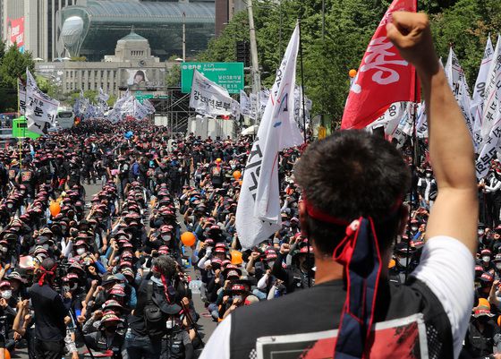 민주노총 전국공공운수노동조합 화물연대본부가 지난 28일 오후 서울 숭례문 앞에서 열린 총파업 결의대회에서 구호를 외치고 있다. /사진=뉴스1