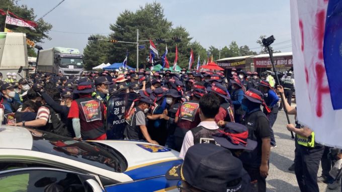 지난 2일 하이트진로 이천 공장에서 수양물류 소속 화물차주 130여명이 공장 진입 및 점거를 시도하고 있다./사진제공=하이트진로