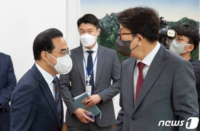 박홍근 더불어민주당 원내대표와 권성동 국민의힘 원내대표가 26일 오전 서울 여의도 국회에서 박병석 국회의장 주재로 열린 양당 원내대표 회동에서 악수한 후 자리로 향하고 있다.2022.4.26/뉴스1 (C) News1 이재명 기자