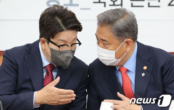 (서울=뉴스1) 이재명 기자 = 권성동 국민의힘 원내대표(왼쪽)와 박진 외교부 장관이 8일 오전 서울 여의도 국회에서 열린 ‘북 도발 관련 국가안보 점검 제2차 당?정?대 협의회’에서 대화하고 있다. (공동취재) 2022.6.8/뉴스1