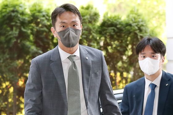 (서울=뉴스1) 민경석 기자 = 이복현 신임 금융감독원장이 8일 오전 서울 영등포구 여의도 금감원으로 첫 출근하고 있다. 2022.6.8/뉴스1