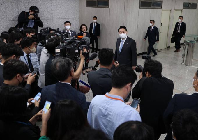 [서울=뉴시스] 홍효식 기자 = 윤석열 대통령이 취임 한달을 맞은 10일 서울 용산 대통령실 청사로 출근하며 취재진 질문에 답하고 있다. (대통령실통신사진기자단) 2022.06.10.