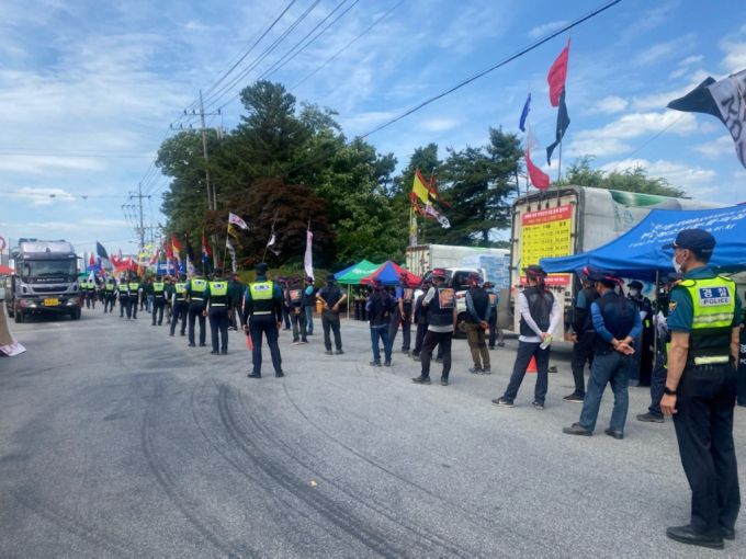 왼쪽에 하이트진로 이천공장에 들어오려는 차량이 보이고 오른쪽 정문 앞 도로는 차량으로 막혀 있다./사진= 하이트진로