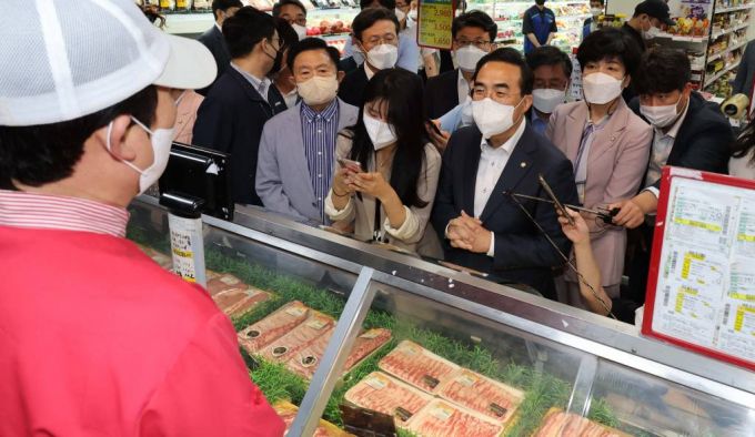 [서울=뉴시스] 국회사진기자단 = 박홍근 더불어민주당 원내대표와 3기 원내대표단-정책위 소속 의원들이 15일 오전 물가폭등 점검현장방문의 일환으로 서울 영등포구 농협하나로마트 여의대방로점을 찾아 정육코너 직원으로부처 육류가격에 대해 듣고 있다.  2022.06.15.
