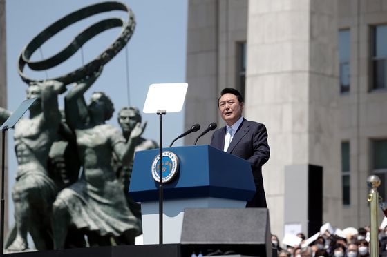 (서울=뉴스1) 오대일 기자 = 윤석열 대통령이 10일 서울 여의도 국회 앞마당에서 열린 취임식에서 취임사를 하고 있다. (대통령실 제공) 2022.5.10/뉴스1