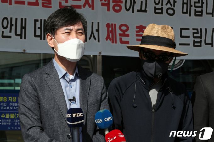 서해 피살 공무원의 친형인 이래진씨와 국민의힘 하태경 의원이 지난 2020년 10월 22일 오후 인천 중구 인천항 연안여객터미널 앞에서 여객선 하선 후 취재진 질문에 답하고 있다. /사진=뉴스1