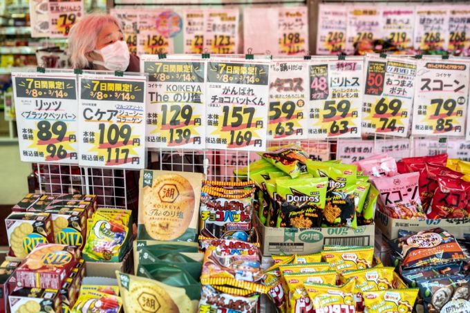 일본 도쿄 슈퍼마켓 과자들에 가격표가 붙어있다. /AFPBBNews=뉴스1
