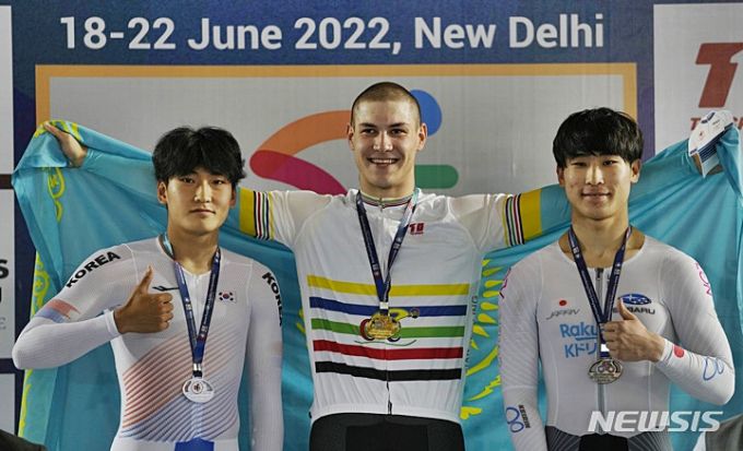 배우 라미란의 아들 김근우(사진상 맨 왼쪽)가 지난 20일(현지시간) 인도 뉴델리에서 열린 제28회 주니어 아시아 트랙 사이클 선수권 남자 1km 타임트레일 경기에서 은메달을 딴 후 시상대에 올라 기념 촬영하고 있다./사진=AP/뉴시스