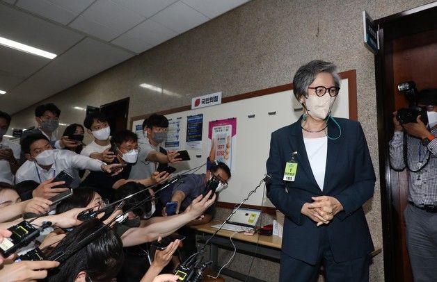 이양희 국민의힘 윤리위원장이 22일 오후 서울 여의도 국회에서 열린 이준석 당대표의 성 상납 증거인멸교사 의혹에 대한 윤리위원회 회의 도중 잠시 나와 취재진 질문에 답변하고 있다. (공동취재) 2022.6.22/뉴스1