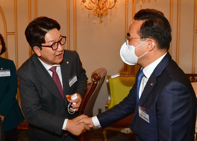 권성동 국민의힘 원내대표(왼쪽)와 박홍근 더불어민주당 원내대표가 15일 서울 여의도 CCMM빌딩에서 국민일보 주최로 열린 2022 국민공공정책포럼에서 만나 악수하고 있다. 2022.6.15/뉴스1