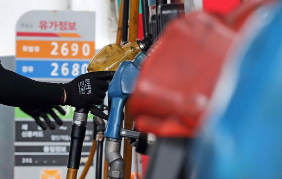 (서울=뉴스1) 장수영 기자 = 유가 상승이 장기화 되고 있는 24일 서울시 내 한 주유소에 유가정보가 표시돼 있다.   유가정보를 확인할 수 있는 오피넷에 따르면 전국에서 2000원 이하로 휘발유를 넣을 수 있는 곳은 경북에 한 곳, 경유는 전북 한 곳 뿐인 것으로 나타났다. 2022.6.24/뉴스1