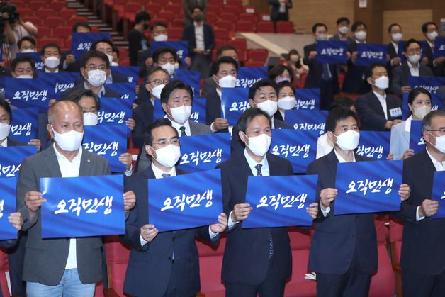 (서울=뉴스1) 이재명 기자 = 우상호 더불어민주당 비상대책위원장과 박홍근 원내대표, 지방선거 당선인들이 29일 오후 서울 여의도 국회 의원회관에서 열린 6·1 지방선거 광역·기초자치단체장 당선자 워크숍에서 손 피켓을 들고 구호를 외치고 있다. (공동취재) 2022.6.29/뉴스1