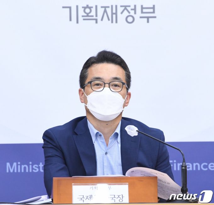 (서울=뉴스1) = 김성욱 기획재정부 국제금융국장이 7일 정부세종청사에서 '2021년 10월 외평채 발행'과 관련 브리핑을 하고 있다. (기획재정부 제공) 2021.10.7/뉴스1
