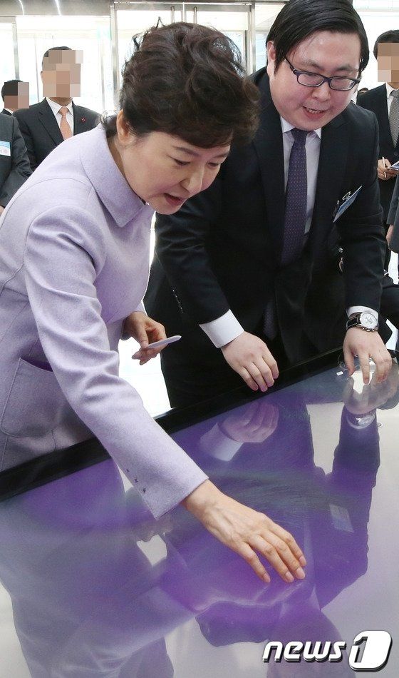 박근혜 대통령이 '대덕연구개발특구 40주년 기념행사'로 KAIST를 방문해 i-KAIST의 전자칠판의 신기술을 시연하고 있다.  박 전 대통령 오른쪽이 김성진 아이카이스트 대표(KAIST 제공)2013.11.29(C) News1