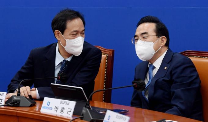 우상호 더불어민주당 비상대책위원장과 박홍근 원내대표가 29일 오전 서울 여의도 국회에서 열린 비상대책위원회의에서 대화를 나누고 있다. / 사진제공=뉴시스