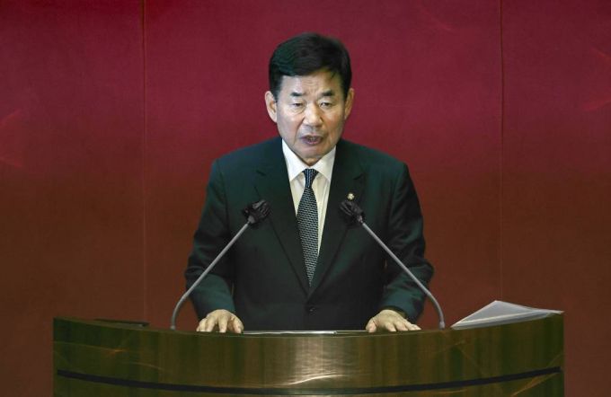 [서울=뉴시스 최진석 기자 = 제21대 국회 후반기 국회의장으로 선출된 김진표 신임 국회의장이 4일 서울 여의도 국회에서 열린 제398회 국회(임시회) 제01차 본회의에서 발언을 하고 있다. (공동취재사진) 2022.07.04.