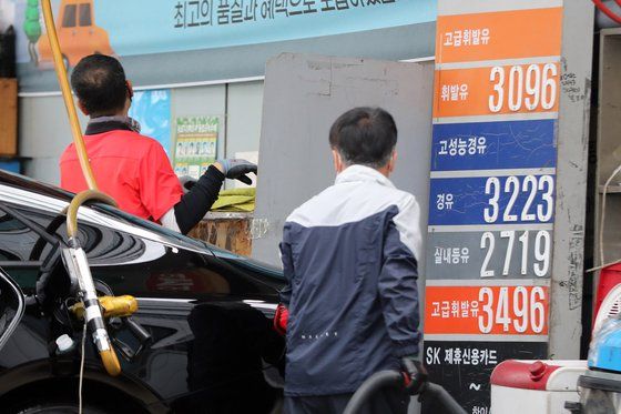 (서울=뉴스1) 황기선 기자 = 27일 오전 서울 시내 한 주유소에서 휘발유를 3096원, 경유를 3223원에 판매하고 있다. 한국석유공사 유가정보서비스 오피넷에 따르면 이날 오전 전국 휘발유 판매 가격은 리터당 2132.38원, 경유는 2151.02원으로 집계됐다. 2022.6.27/뉴스1