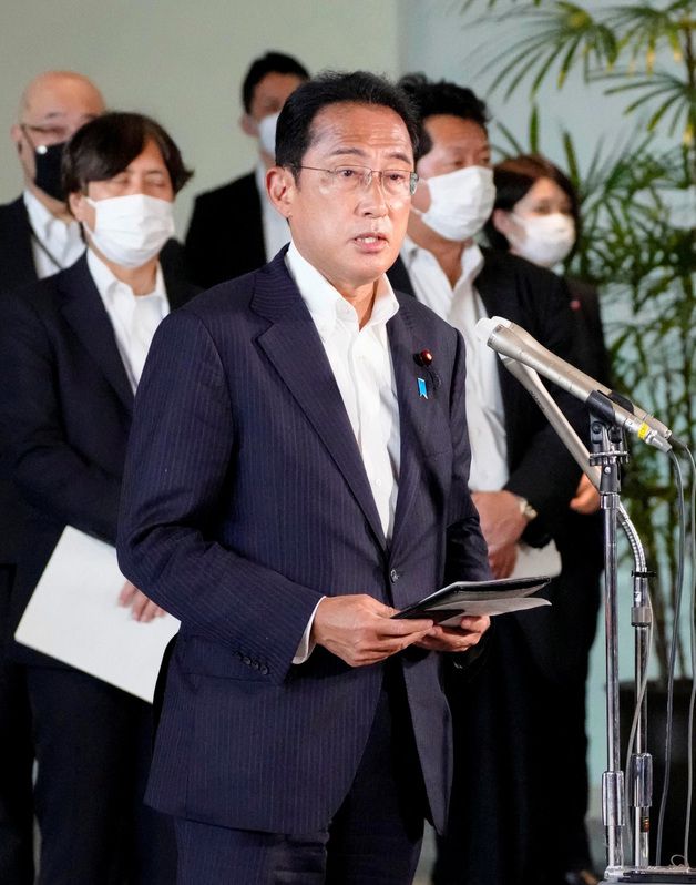 (도쿄 로이터=뉴스1) 우동명 기자 = 기시다 후미오 일본 총리가 8일 (현지시간) 도쿄 총리 관저에서 취재진을 만나 아베 신조 전 총리의 피격 사망에 "위대한 정치인을 잃었다"며 애도를 표하고 있다.  (C) 로이터=뉴스1