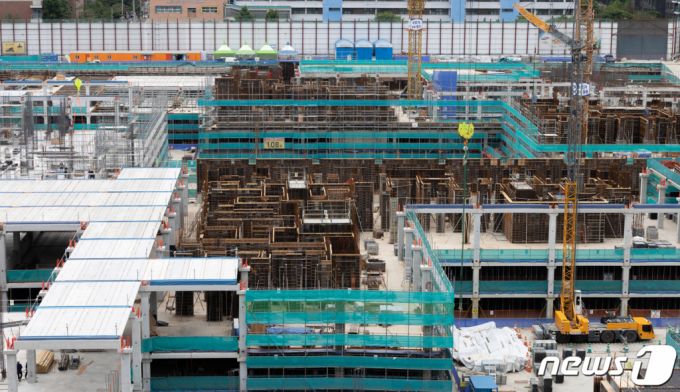 서울 서초구 래미안 원베일리 아파트 단지 건축 현장. /사진제공=뉴스1
