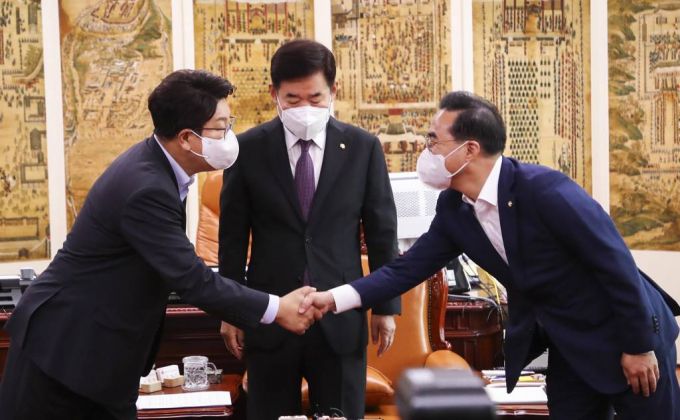 권성동(왼쪽) 국민의힘 당대표 직무대행 겸 원내대표와 박홍근 더불어민주당 원내대표가 12일 오전 서울 여의도 국회의장실에서 김진표(가운데) 국회의장 주재로 회동하고 있다. / 사진제공=뉴시스