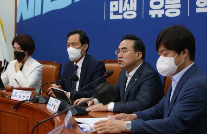 [서울=뉴시스] 최진석 기자 = 박홍근 더불어민주당 원내대표가 13일 오전 서울 여의도 국회에서 열린 비상대책위원회의에서 발언을 하고 있다. (공동취재사진) 2022.07.13.