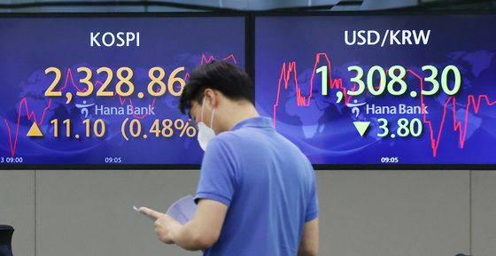 (서울=뉴스1) 조태형 기자 = 13일 오전 서울 중구 하나은행 명동점 딜링룸에서 직원들이 업무를 보고 있다.  이날 장 초반 코스피 지수와 코스닥 지수는 전날 종가와 비교해 소폭 상승, 원·달러 환율은 13년 만에 최고치를 달성한 전날에 비해 4.6원 내린 1307.5원으로 출발했다. 2022.7.13/뉴스1