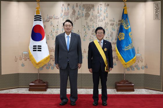 윤석열 대통령이 14일 용산 대통령실에서 박병석 전 국회의장에게 국민훈장 무궁화장을 수여한 뒤 기념 촬영하고 있다. (대통령실 제공) /사진=뉴스1