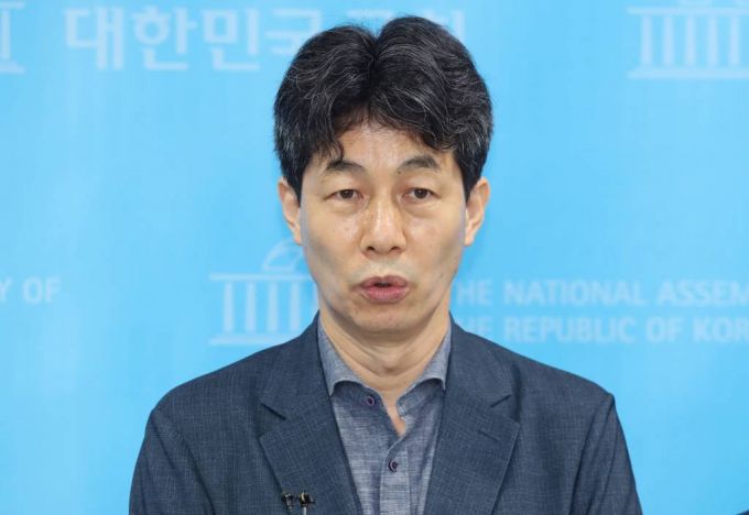[서울=뉴시스 고범준 기자 = 윤건영 더불어민주당 서해 공무원 사망사건 TF 위원이 13일 국회 소통관에서 열린 흉악 범죄 북한 주민 북송 관련 팩트체크 기자회견에서 취재진의 질문에 답하고 있다. (공동취재사진) 2022.07.13.