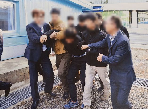 통일부는 12일 문재인 정부 시절 발생한 '탈북어민 북송'이 잘못된 조치였다는 입장을 거듭 확인하면서도 구체적인 근거에 대해서는 수사 중인 사안이라는 이유로 즉답을 피했다. 사진은 지난 2019년 11월 북한 선원 2명이 동료 16명을 살해하고 탈북해 귀순 의사를 밝혔으나 판문점을 통해 북한으로 추방 하는 모습. (통일부 제공) /사진=뉴스1