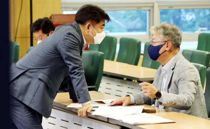 [서울=뉴시스] 최진석 기자 = 더불어민주당 김병욱(왼쪽), 조응천 의원이 16일 오전 서울 여의도 국회 의원회관에서 열린 민주당 재선의원 비공개 회의에 참석해 대화를 나누고 있다. 2022.06.16. (공동취재사진)