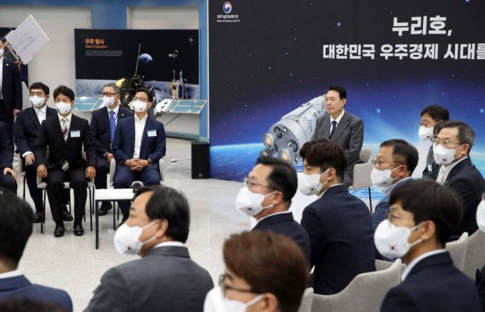 [대전=뉴시스 전신 기자 = 윤석열 대통령이 6일 대전 유성구 한국항공우주연구원에서 열린 우주경제 비전 선포식에서 누리호 개발 및 2차 발사 영상을 시청하고 있다. 2022.07.06.