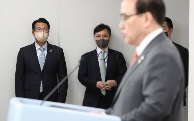 [서울=뉴시스] 전신 기자 = 김태효(왼쪽) 국가안보실 1차장이 22일 서울 용산 대통령실 청사에서 김성한 국가안보실장의 윤석열 대통령 나토 정상회의 순방 관련 브리핑을 지켜보고 있다. 2022.06.22.