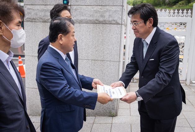 (서울=뉴스1) 국회사진취재단 = 더불어민주당 서해 공무원 사망 사건TF 김병주 단장이 이용선, 황희 의원과 함께 8일 오전  오전 서울 용산구 대통령실 입구 앞에서 홍지만 대통령실 정무비서관에게 '안보실 서면질의서'를 전달하고 있다. 왼쪽은 이용선 의원. 2022.7.8/뉴스1