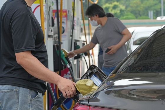 (서울=뉴스1) 조태형 기자 = 정부의 유류세 추가 인하 조치로 9주 만에 기름값 상승세가 꺾인 10일 서울 서초구 만남의광장 알뜰주유소에서 시민들이 주유하고 있다.  이날 한국석유공사 오피넷에 따르면 오전 11시 기준 전국 주유소 휘발유의 리터(L)당 평균 가격은 2096.32원, 경유는 2135.28원으로 집계됐다. 2022.7.10/뉴스1