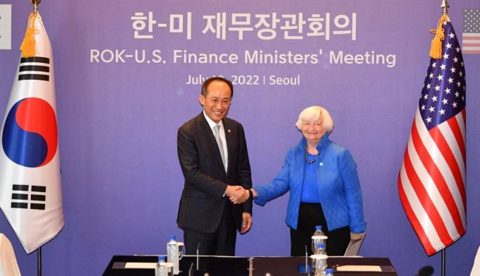 [서울=뉴시스] 고승민 기자 = 추경호(왼쪽) 경제부총리 겸 기획재정부 장관이 19일 서울 중구 롯데호텔에서 열린 한미재무장관회의에서 재닛 옐런 미국 재무장관과 악수를 하고 있다. (공동취재사진) 2022.07.19.