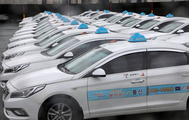 지난 18일 부산 사상구 한 택시회사 차고지에 택시기사를 구하지 못해 운행이 불가한 택시차량들이 늘어서 있다. /사진=뉴스1