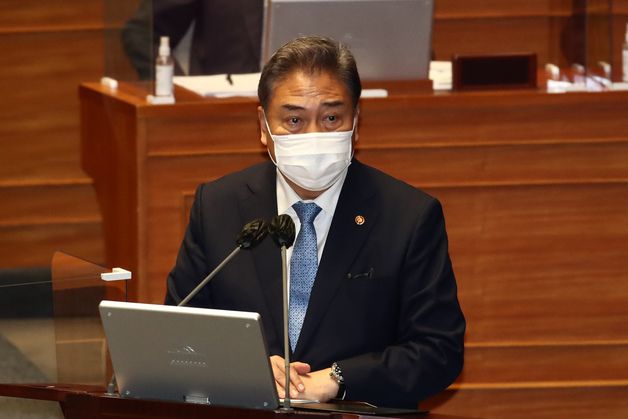 (서울=뉴스1) 이재명 기자 = 박진 외교부 장관이 25일 오후 서울 여의도 국회에서 열린 본회의 정치·외교·통일·안보 분야 대정부질문에서 의원 질의에 답변하고 있다. (공동취재) 2022.7.25/뉴스1