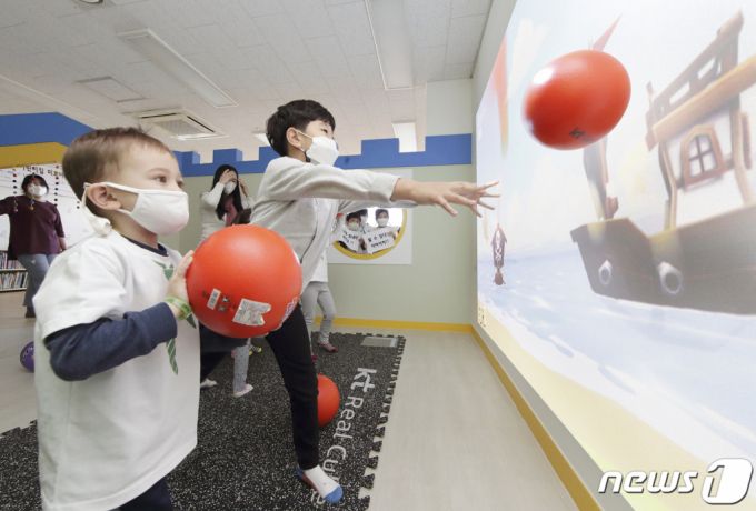 2020년 11월 9일 용산구청에서 열린 온라인 운동회에 KT 리얼큐브를 통해 참여하고 있는 어린이들의 모습. /사진=뉴스1